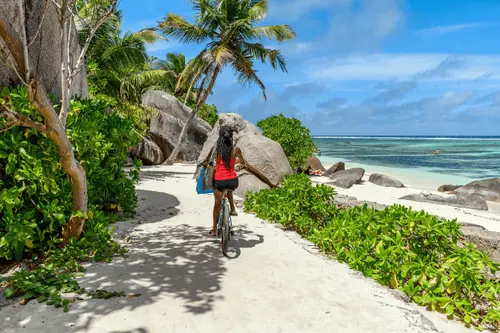 Bicyklovanie naprieč La Digue 